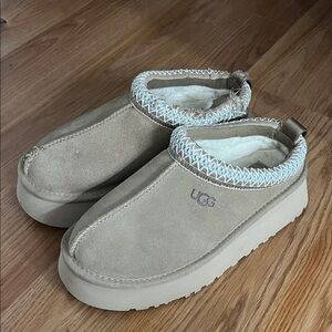 Ugg Taz slippers platform